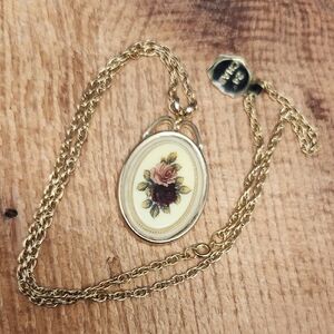 NWT Vintage Floral Pendant Necklace Romantic‎ Gold Tone